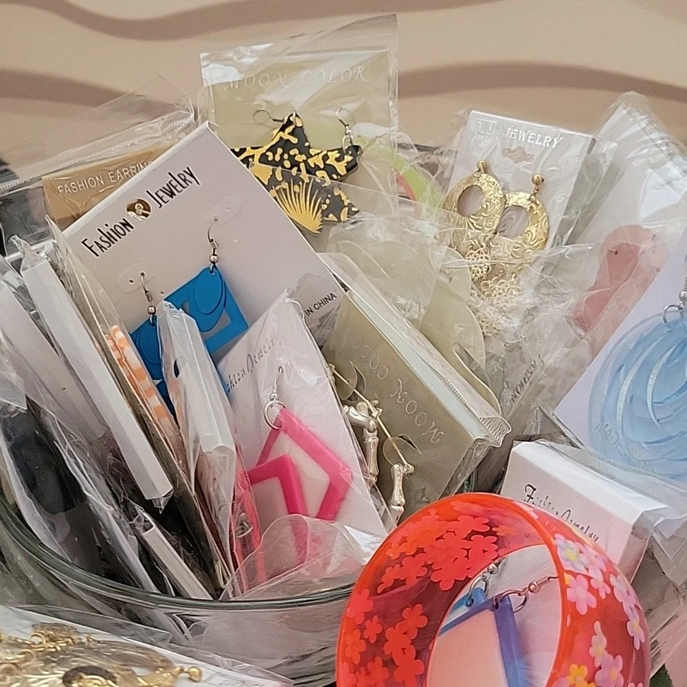 40+ Pieces Assorted Women's Jewelry/accessories. - Picture 2 of 4